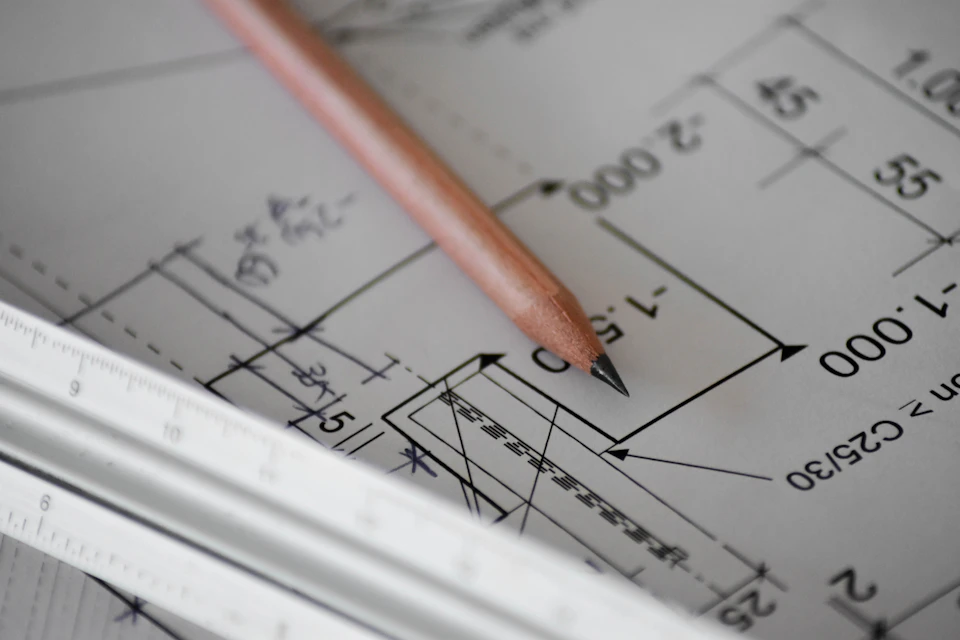 Plan technique annoté au crayon, avec une règle