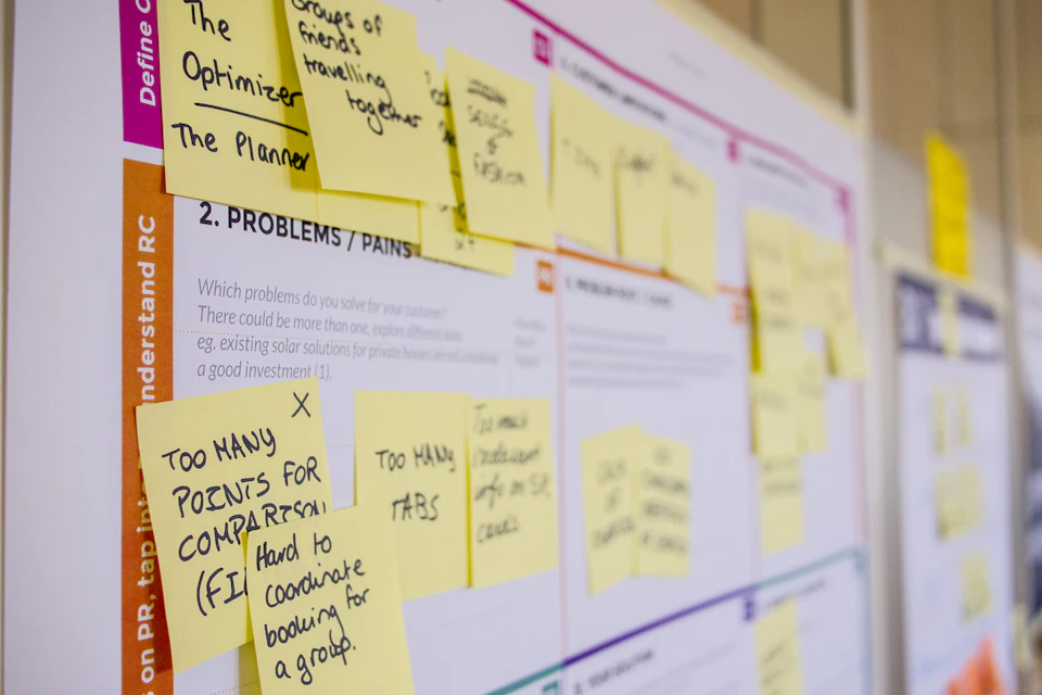 Mur de post-it cartographiant les problèmes et les points de friction d'un processus